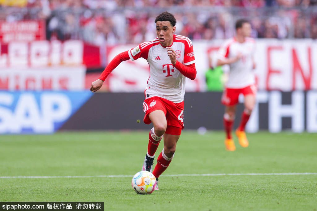 2021年夏天他以1亿英镑的总价加盟曼城。